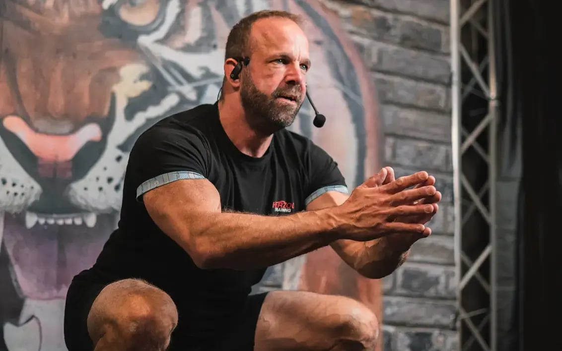 Trainer Tommy Herzog beim Onlinekurs