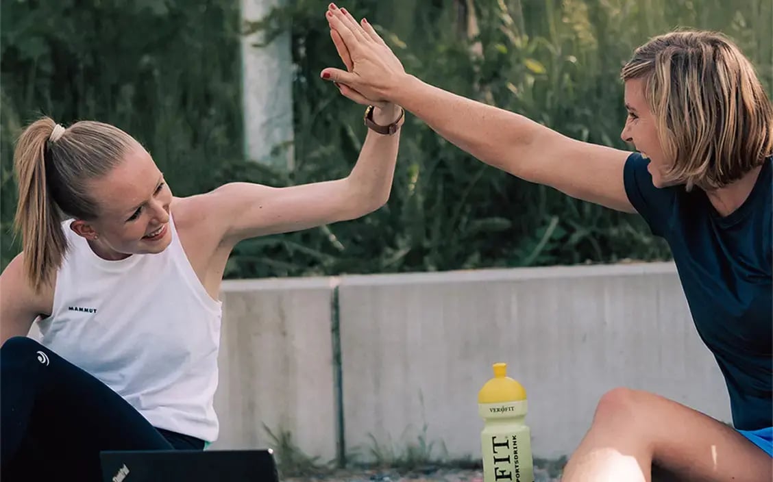 Freundinnen schlagen ein nach gemeinsamen Training