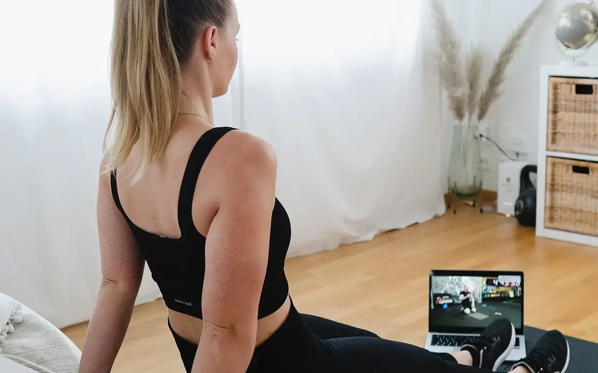 Frau trainiert vor Laptop mit Digital Burn Express