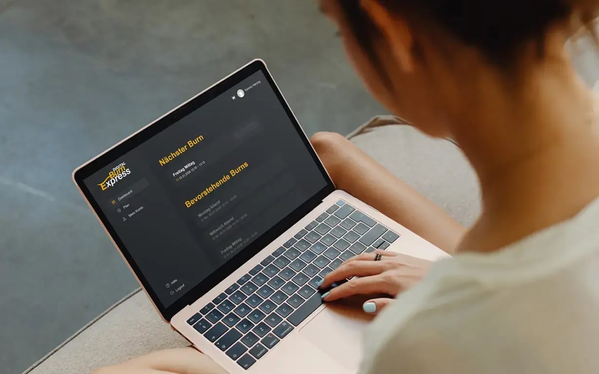 Frau schaut auf ihr persönliches Dashboard vor Onlinekurs