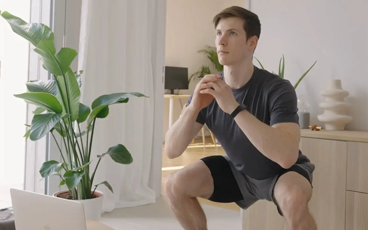 Sportler trainiert Zuhause mit Digital Burn Express