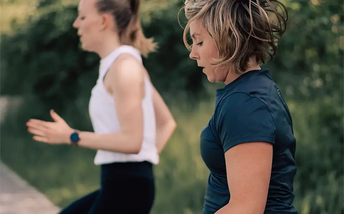 2 Frauen machen Sport im Freien