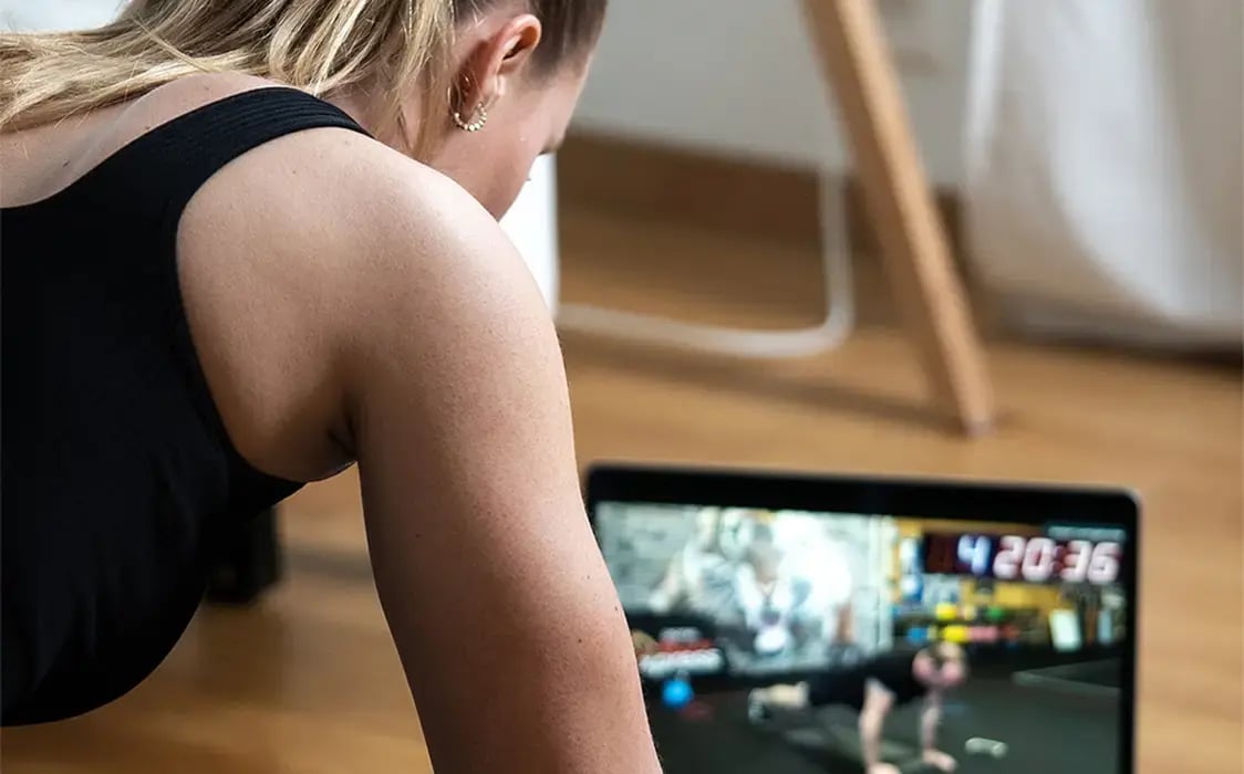 YouTube-Workouts vs. Live-Training: Finde die passende Methode für dich
