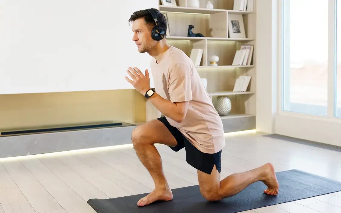 Mann macht Ausdauertraining Zuahuse