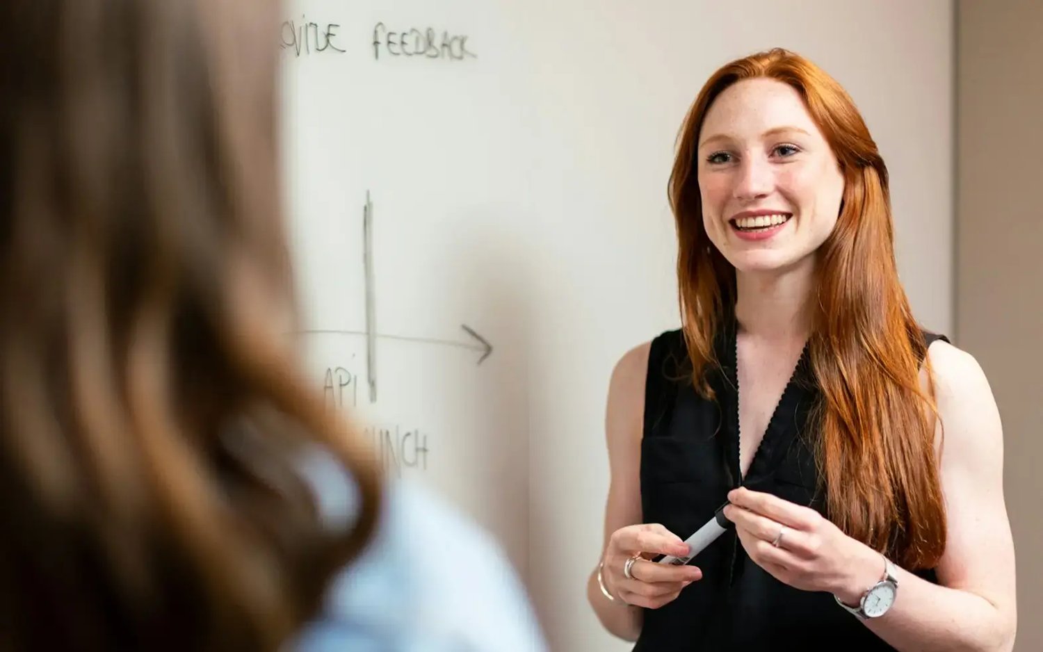 Frau im Meeting lächelt munter