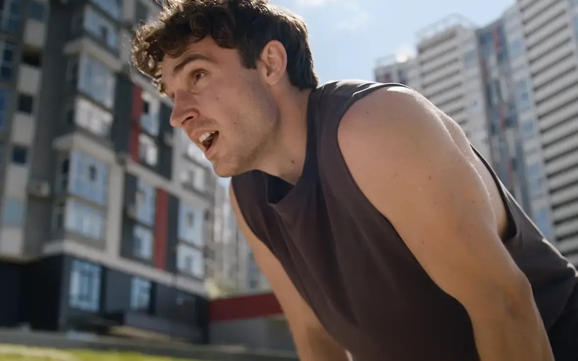 Mann ausser Atem nach Training