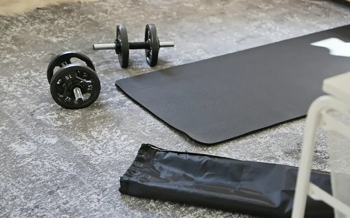 Matte für Training und Hanteln auf dem Boden zu Hause